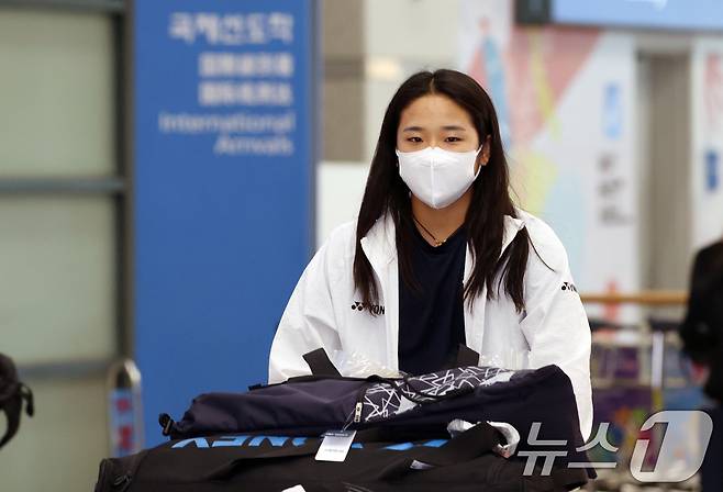 배드민턴 국가대표 안세영이 28일 오후 인천국제공항 제1여객터미널을 통해 귀국하고 있다. 안세영은 지난 26일 중국 창저우 올림픽스포츠센터에서 열린 세계배드민턴연맹(BWF) 슈퍼1000 중국오픈 여자단식 4강에서 한웨(중국·3위)와의 2게임 도중 무릎 부상으로 기권했다. 2025.7.28/뉴스1 ⓒ News1 김명섭 기자
