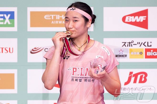 '배드민턴 여제' 안세영(세계랭킹 1위)이 20일 일본 도쿄 메트로폴리탄 체육관에서 열린 2025 세계배드민턴연맹(BWF) 월드 투어 슈퍼 750 일본오픈 여자 단식 결승전에서 중국의 왕즈이를 꺾고 우승을 차지한 뒤 시상식에서 금메달을 입에 맞추는 세리머니를 하고 있다. . ⓒ AFP=뉴스1 ⓒ News1 김진환 기자