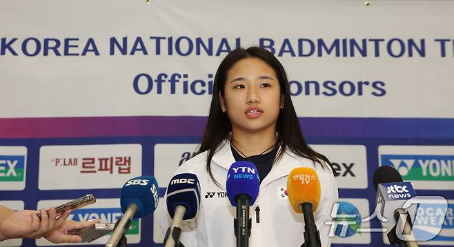 배드민턴 국가대표 안세영이 28일 오후 인천국제공항 제1여객터미널을 통해 귀국해 취재진 질문에 답변하고 있다. 안세영은 지난 26일 중국 창저우 올림픽스포츠센터에서 열린 세계배드민턴연맹(BWF) 슈퍼1000 중국오픈 여자단식 4강에서 한웨(중국·3위)와의 2게임 도중 무릎 부상으로 기권했다. 2025.7.28/뉴스1 ⓒ News1 김명섭 기자
