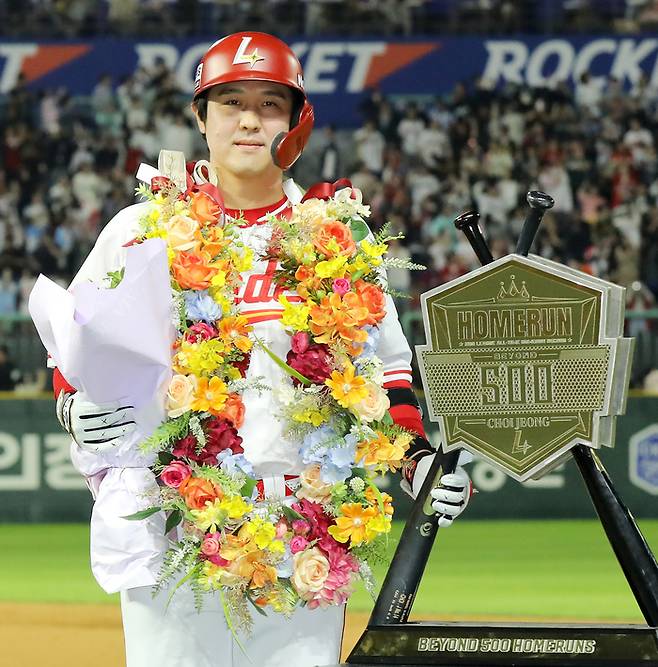 SSG 최정이 13일 인천SSG랜더스필드에서 열린 2025 KBO리그 NC전에서 통산 500홈런을 달성한 후 기념촬영을 하고 있다. 사진 | SSG 랜더스