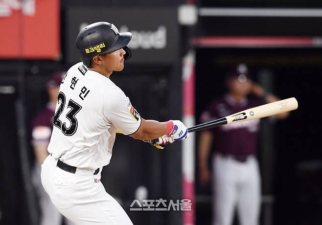 KT 안현민이 2일 수원케이티위즈파크에서 열린 2025 KBO리그 키움과 경기에서 적시타를 치고 있다. 수원 | 박진업 기자 upandup@sportsseoul.com