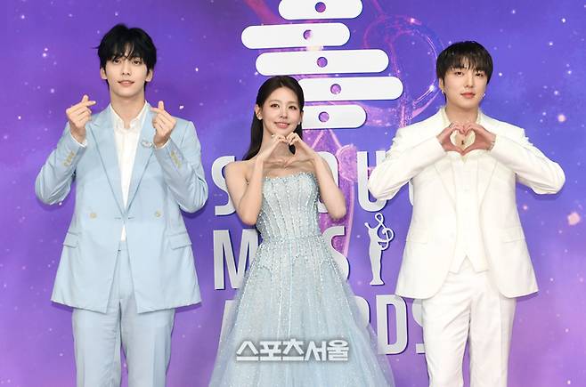 투모로우바이투게더(TXT) 수빈(왼쪽)과 아이들 미연(가운데),  위너 강승윤이 21일 오후 인천 중구 인스파이어 아레나에서 열린 제34회 ‘서울가요대상’ 레드카펫에서 취재진을 향해 포즈를 취하고 있다. 세 사람은 서울가요대상의 메인 MC를 맡았다. 2025. 6. 21.  인천 | 박진업 기자 upandup@sportsseoul.com