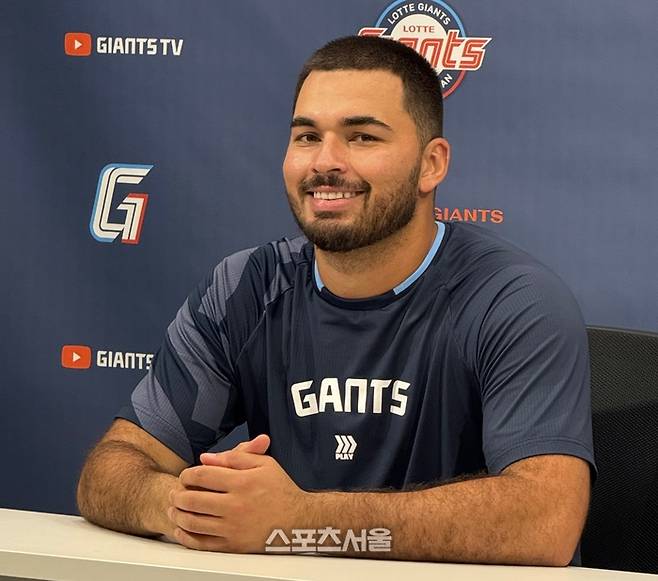 롯데 감보아가 인터뷰에 임하고 있다. 사직 | 박연준 기자 duswns0628@sportsseoul.com