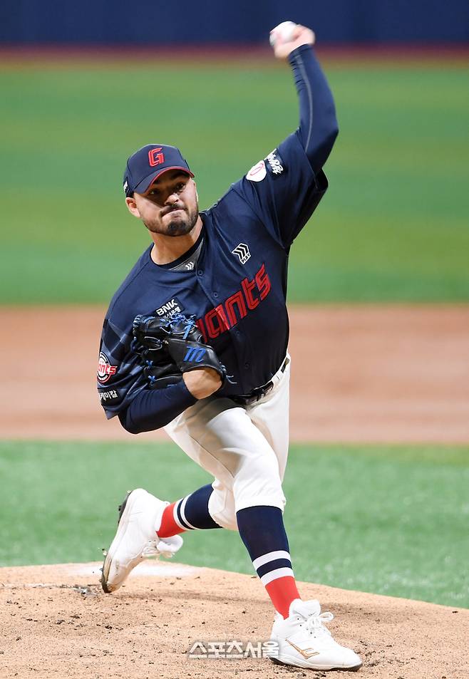 롯데 감보아가 힘차게 공을 던지고 있다. 고척 | 박진업 기자 upandup@sportsseoul.com