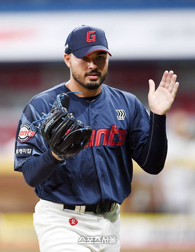 롯데 선발투수 감보아가 박수를 치고 있다. 고척 | 박진업 기자 upandup@sportsseoul.com
