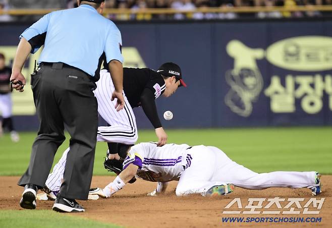 26일 잠실구장에서 열린 두산과 LG의 경기. 8회말 1사 1루. 2루 도루를 성공시킨 두산 조수행. 잠실=송정헌 기자songs@sportschosun.com/2025.07.26/