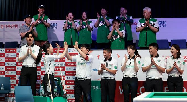PBA팀리그 하나카드 선수들이 경기장에 입장하며 서로 하이파이브를 나누고 있다. 사진제공=PBA