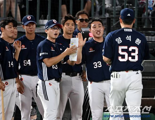 9일 부산 사직야구장에서 열린 두산과 롯데의 경기, 4회말 수비를 끝낸 두산 1루수 양석환을 맞이하는 더그아웃 동료들의 모습. 부산=허상욱 기자wook@sportschosun.com/2025.07.09/
