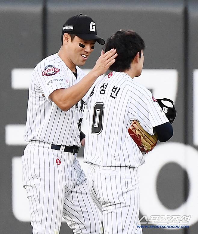 27일 부산 사직구장에서 열린 KIA와 롯데의 경기. 4회초 무사 김선빈의 타구를 황성빈이 몸을 날려 잡아내자 전준우가 기뻐하고 있다. 부산=정재근 기자 cjg@sportschosun.com/2025.7.27/