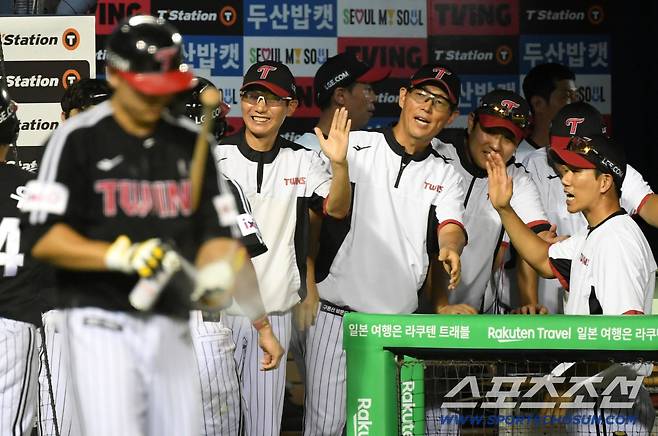 25일 잠실구장에서 열린 두산 베어스와 LG 트윈스의 경기. 9회초 2사 만루 LG 문성주의 역전 적시타가 터지자 염경엽 감독이 미소 짓고 있다. 잠실=박재만 기자 pjm@sportschosun.com/2025.07.25/