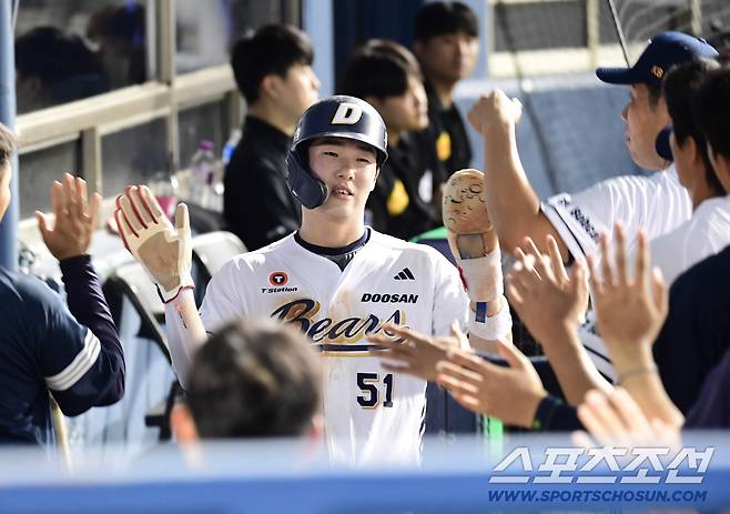 27일 잠실구장에서 열린 두산과 LG의 경기. 8회말 이유찬 적시타 때 득점에 성공한 두산 조수행. 잠실=송정헌 기자songs@sportschosun.com/2025.07.27/