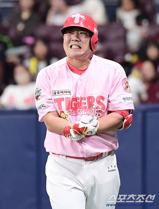 5월 5일 고척돔에서 열린 KBO리그 키움과 KIA의 경기. 8회 투구에 맞은 KIA 이우성. 고척=송정헌 기자songs@sportschosun.com/2025.05.05/