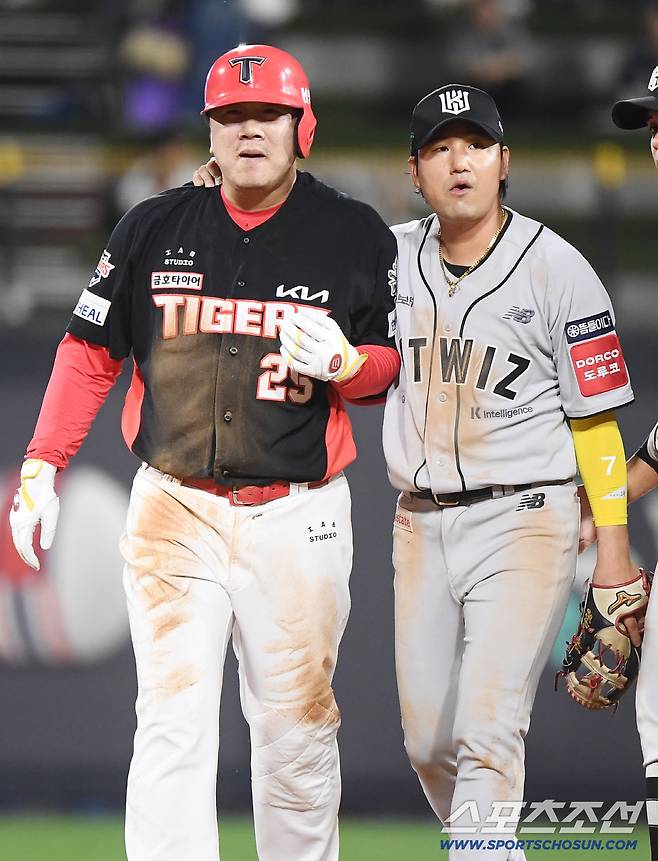 21일 수원 KT위즈파크에서 열린 KIA-KT전. 9회초 1사 이우성이 대타로 나와 안타를 쳤지만 2루에서 김상수에게 태그아웃됐다. 충돌로 고통스러워하는 이우성을 김상수가 위로하고 있다. 수원=정재근 기자 cjg@sportschosun.com/2025.5.21/