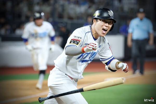 끝내기 밀어내기 볼넷을 얻어낸 뒤 환호하는 허경민. ⓒKT WIZ