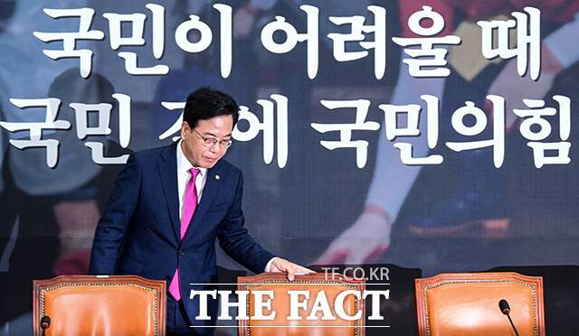 국민의힘이 추락하는 당 지지율에 촉각을 곤두세우고 있다. 대선 패배 이후 좀처럼 수습되지 않는 당 내홍에 이어 전방위적인 특검 수사로 침체한 분위기를 반전할 카드를 모색 중이다. /남윤호 기자