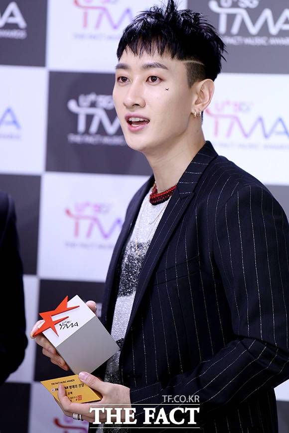 그룹 슈퍼주니어 멤버 은혁이 아동 학대를 예방하기 위해 1억 원을 기부했다. 특히 이번 기부는 은혁이 돌아가신 아버지를 기리며 진행했다는 점에서 의미를 더한다. /더팩트 DB