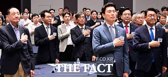 김기정 한국인터넷신문협회장과 송언석 국민의힘 비상대책위원장 겸 원내대표, 김교흥 국회 문화체육관광위원회 위원장 등 참석자들이 28일 오후 서울 중구 프레스센터에서 열린 인터넷신문의 날 20주년 기념식에 참석해 국민의례를 하고 있다. /임영무 기자