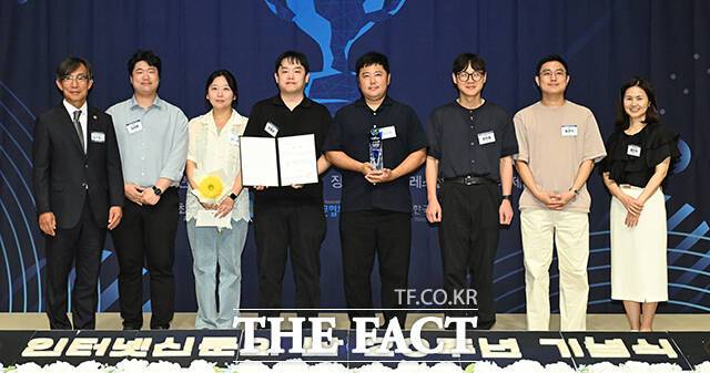 '2025 인터넷 신문 언론대상 시상식'이 28일 오후 서울 중구 한국프레스센터에서 열려 더팩트 김태환, 문은혜, 이중삼, 허주열, 최의종, 황준익 기자(왼쪽 두 번째부터)가 우수상을 수상한 후 김기정 회장(왼쪽)과 기념촬영을 하고 있다. /박헌우 기자