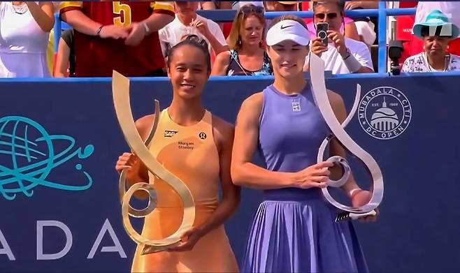 우승 트로피를 들고 있는 레일라 페르난데스(왼쪽)와 안나 칼린스카야. 사진/WTA 투어