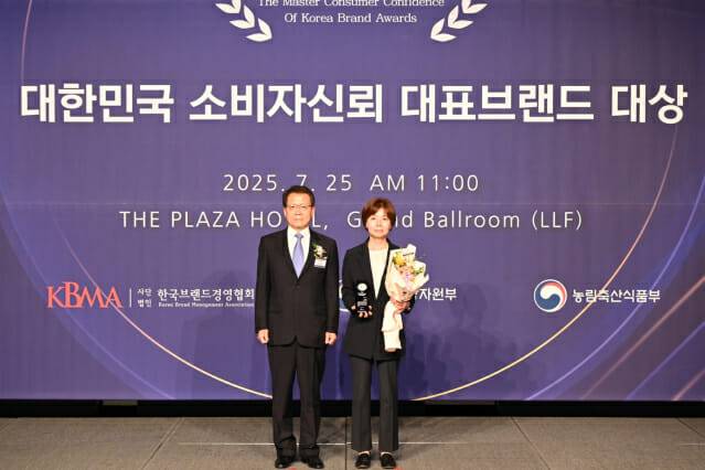 이훈영 경희대학교 교수(왼쪽)와 서은영 쿠첸 마케팅본부 상무(오른쪽)가 25일 서울 중구 더 플라자 호텔에서 진행된 '2025 대한민국 소비자신뢰 대표브랜드 대상' 시상식에서 기념 촬영을 하고 있다. (사진=쿠첸)