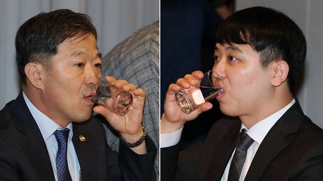 25일 서울 중구 플라자호텔에서 열린 수련협의체 첫 회의에 이형훈 보건복지부 제2차관(왼쪽)과 한성존 대한전공의협의회(대전협) 비대위원장이 참석해 있다. 연합뉴스