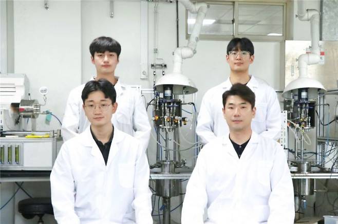 연구팀, 고민성 교수(앞 오른쪽)와 채수종 교수(왼쪽). 국립부경대 제공