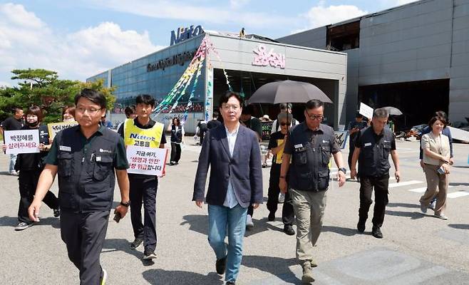 한국옵티칼하이테크 고공농성장 방문한 김영훈 장관    (서울=연합뉴스) 김영훈 고용노동부 장관이 26일 경북 구미 한국옵티칼하이테크에서 566일째 고공농성을 하고 있는 박정혜 수석부지회장을 만난 뒤 이동하고 있다. 2025.7.26 [고용노동부 제공. 재판매 및 DB금지]    photo@yna.co.kr(끝)＜저작권자(c) 연합뉴스, 무단 전재-재배포, AI 학습 및 활용 금지＞