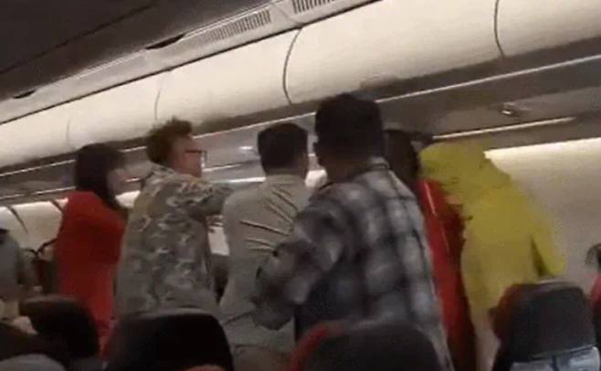 "잠 좀 자게 닥쳐" 중국인들 기내 난투극 벌여 ©X(옛 트위터)