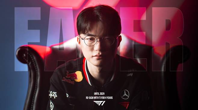 e스포츠의 전설 '페이커'(Faker) 이상혁이 소속팀 T1과 4년 재계약을 체결했다. 이로써 그는 만 33세가 되는 2029년까지 T1 선수로 활약하게 됐다. ©T1