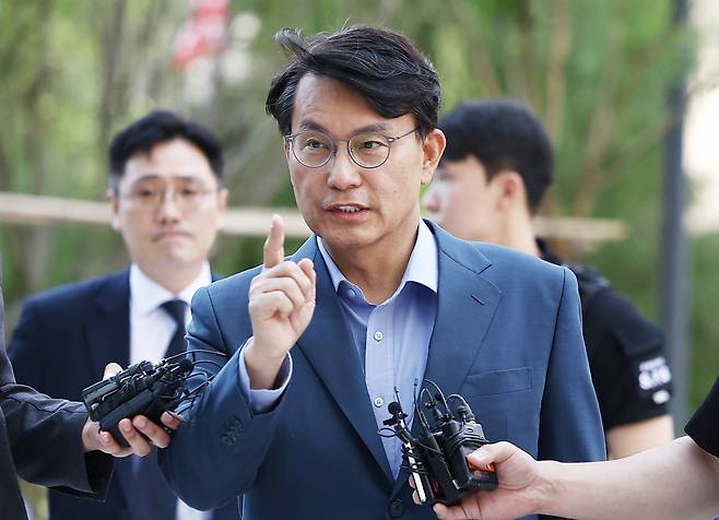 윤상현 국민의힘 의원이 27일 서울 종로구 광화문 kt웨스트 김건희 특검 사무실로 향하며 취재진의 질문에 대답하고 있다. /연합뉴스