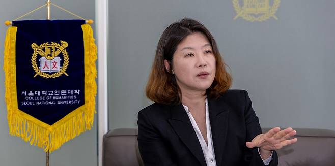 15일 오후 서울대학교에서 안지현 서울대 인문대학장이 박사과정 장학금 지원에 대해 설명하고 있다. 2025. 7. 15/ 조인원 기자