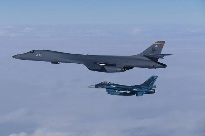 지난 1월 15일 한반도 인근 영공에서 미국 공군 전략폭격기 B-1B 랜서(위쪽)가 일본 항공자위대 미쓰비시 F-2와 나란히 비행하고 있다. 이날 한국·미국·일본 3국은 북한의 탄도미사일 도발을 억제하고 이에 대응하기 위한 공중 합동 훈련을 실시했다. 최근 미·일은 양국 외교·국방 정례 협의체인 확장억제 대화(EDD)에서 미군 보유 핵무기를 사용하는 훈련을 실시한 것으로 알려졌다./미국방부