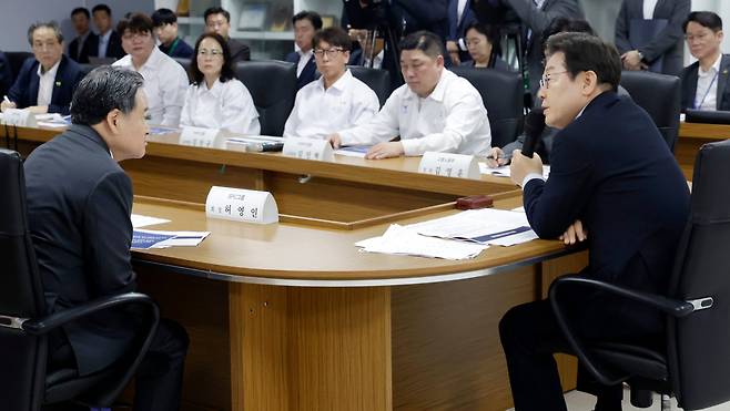 이재명 대통령이 25일 경기 시흥시 SPC 삼립 시흥 공장에서 열린 산업재해 근절 현장 노사간담회에서 허영인 SPC그룹 회장(왼쪽)과 논의하고 있다./대통령실통신사진기자단