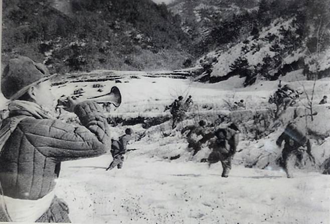 지평리 전투에서 중공군이 나팔 소리에 맞춰 퇴각하고 있다./지평리를 사랑하는 모임 제공