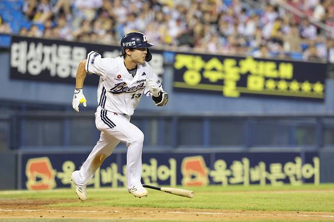 두산 이유찬이 27일 잠실 LG전에서 8회 말 9-6을 만드는 적시타를 친 뒤 1루로 뛰고 있다. /연합뉴스