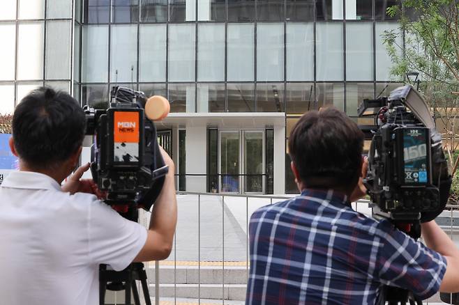 서울 종로구 KT광화문빌딩 웨스트에 마련된 김건희 특감 사무실 앞에 취재진이 대기하고 있다./연합뉴스