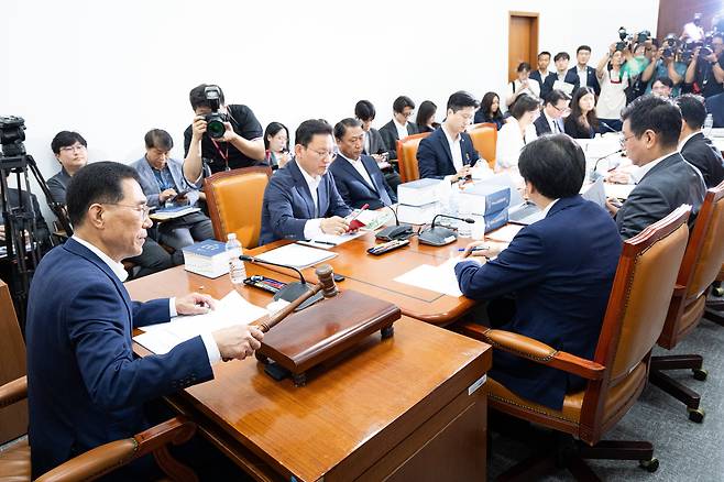 김주영 국회 환경노동위원회 고용노동법안심사소위원장이 28일 서울 여의도 국회에서 열린 제427회 국회(임시회) 제1차 고용노동법안심사소위원회에서 의사봉을 두드리고 있다. 환노위는 이날 소위를 열고 노동조합 및 노동관계조정법 일부개정법률안(노란봉투법)을 심사한다. /뉴스1