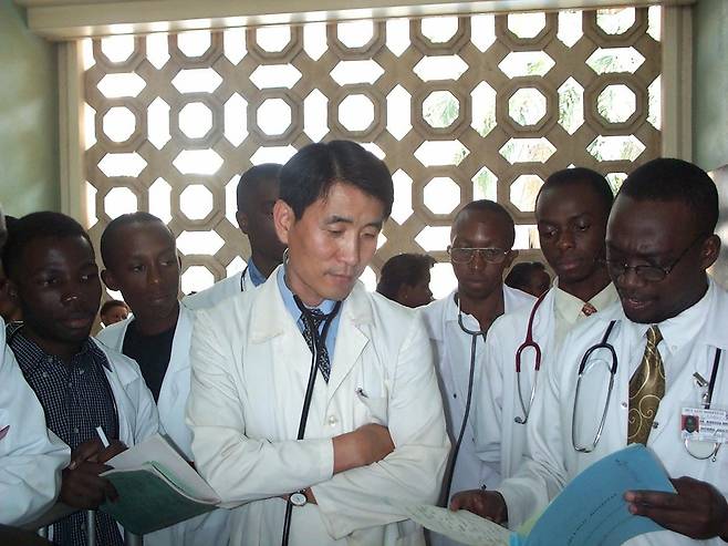 1992년부터 우간다, 에티오피아 등 아프리카에서 의료봉사활동을 해온 유덕종 교수. 현지 의대에서 길러낸 제자만 4000명에 이른다. /유덕종 제공