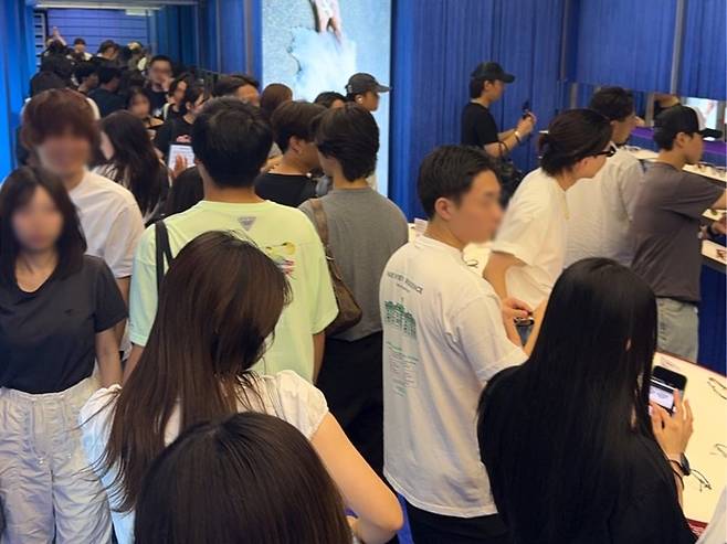 일본 하라주쿠 블루엘리펀드 플래그십 스토어 오픈 첫날, 매장 내부가 손님들로 북적이고 있다./사진= 블루엘리펀트