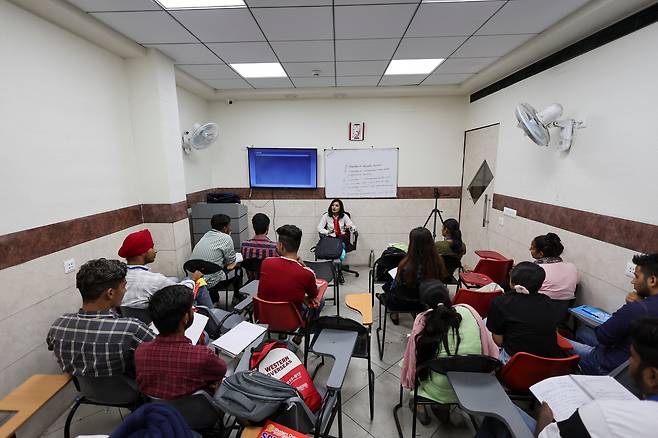 2022년 8월 인도 암발라에서 영어 능력시험과 비자 컨설팅을 제공하는 기관에서 실시하는 국제 영어 시험 시스템(IELTS) 수업에 참석한 인도 학생들. /연합뉴스