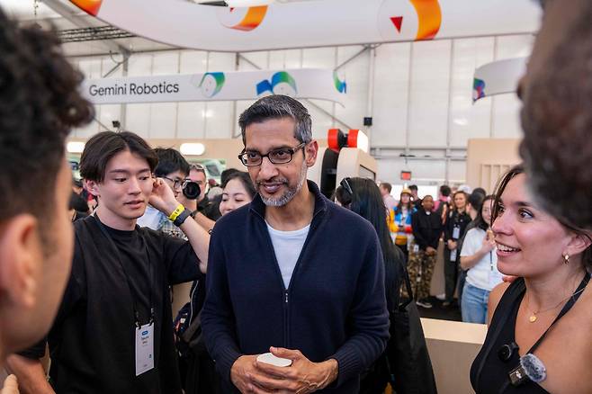 구글 CEO 순다르 피차이(가운데)가 2025년 5월 20일 캘리포니아주 마운틴뷰에서 열린 구글 연례 I/O 개발자 컨퍼런스를 둘러보고 있다. /연합뉴스
