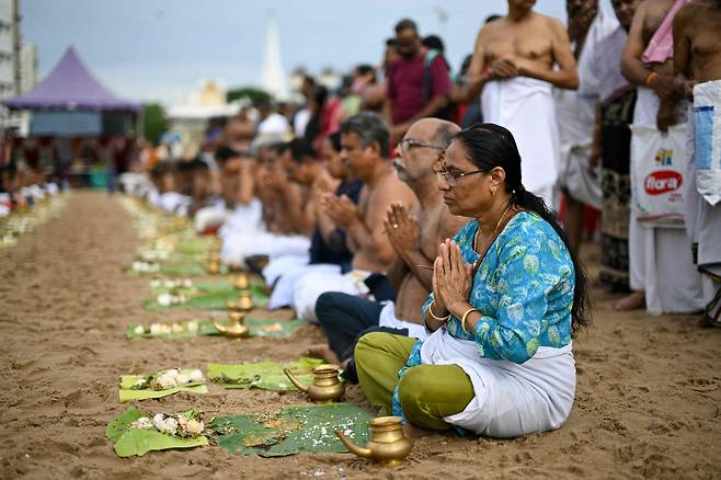 힌두교 신도들이 2025년 7월 24일 인도 남부 첸나이에서 조상 영혼을 기리는 의식을 거행하고 있다. /연합뉴스