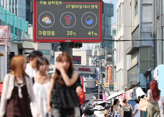 지난 9일 서울 마포구 홍대 인근 거리에 설치된 전광판에 이날 기온이 표시되고 있다. /연합뉴스
