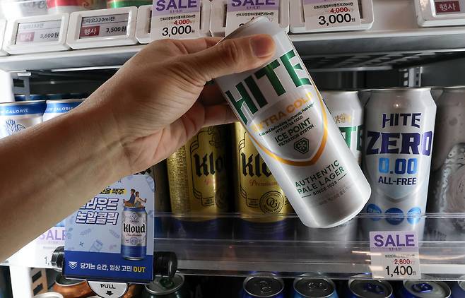 서울 시내의 한 편의점에 진열된 맥주들./뉴스1