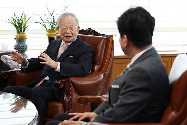 손경식 경총 회장이 24일 서울 마포구 한국경영자총협회를 방문한 김영훈 고용노동부 장관과 대화하고 있다. /뉴스1