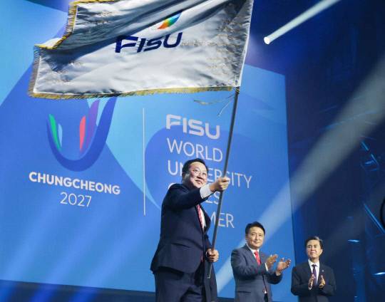 이장우 대전시장과 최민호 세종시장, 김태흠 충남지사, 김영환 충북지사는 27일(현지시각) 독일에서 열린 '2025 라인-루르 하계 U대회' 폐회식에 참석, 2027년 충청 U대회를 앞두고 국제대학스포츠연맹(FISU)으로부터 대회기를 인수받았다. 대전시 제공