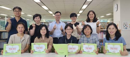 앞줄 왼쪽부터 책꿈씨앗 TF팀의 신민경, 박서연, 황선희, 박선미, 최윤정 봉사자와 뒷줄 왼쪽부터 충남교육청평생교육원 임정빈 총무과장, 김도연 문헌정보부장, 최병묵 원장, 김미향 담당, 최남주 문헌정보과장. 윤평호 기자