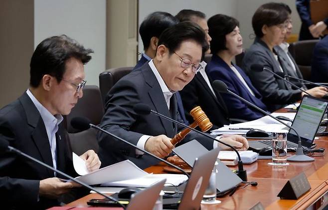 이재명 대통령이 22일 서울 용산 대통령실 청사에서 열린 국무회의에서 의사봉을 두드리며 개회 선언을 하고 있다. ⓒ뉴시스