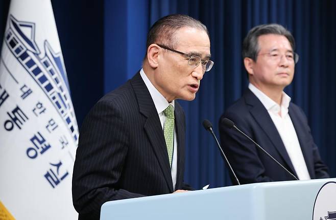 위성락 국가안보실장(왼쪽)과 김용범 정책실장이 25일 서울 용산구 대통령실 청사에서 비서실장 주재 통상대책회의 관련 브리핑을 하고 있다. 2025.7.25/뉴스1