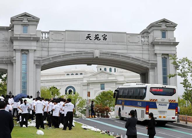 김건희 여사 의혹을 수사하는 민중기 특별검사팀이 통일교 압수수색에 들어간 18일 오후 경기 가평군 천원궁으로 경찰 버스가 들어가고 있다. 2025.07.18. 뉴시스